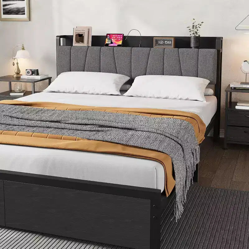 Struttura letto a piattaforma Full/Queen/King size con cassetti contenitore, stazione di ricarica e testiera alta imbottita, doghe in metallo, nessun box spring necessario, nero