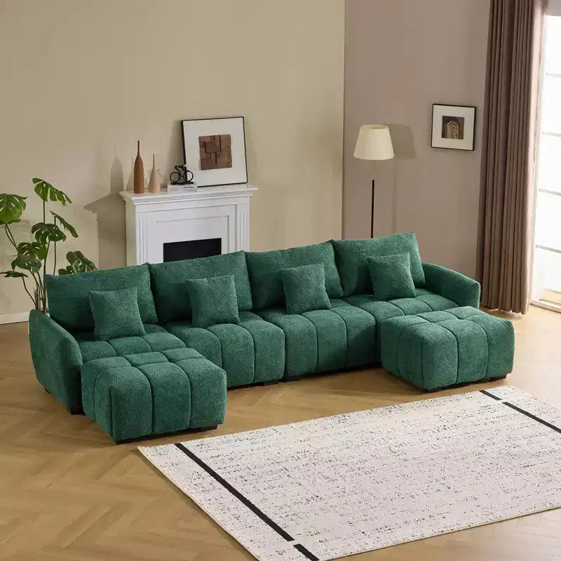 Divano a L americano trapuntato 355 cm larghezza, con bracciolo tondo, in bouclé verde e ottomana
