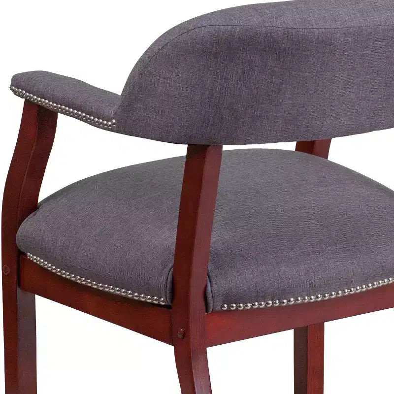 Sedia per conferenze Emma e Oliver con borchie decorative