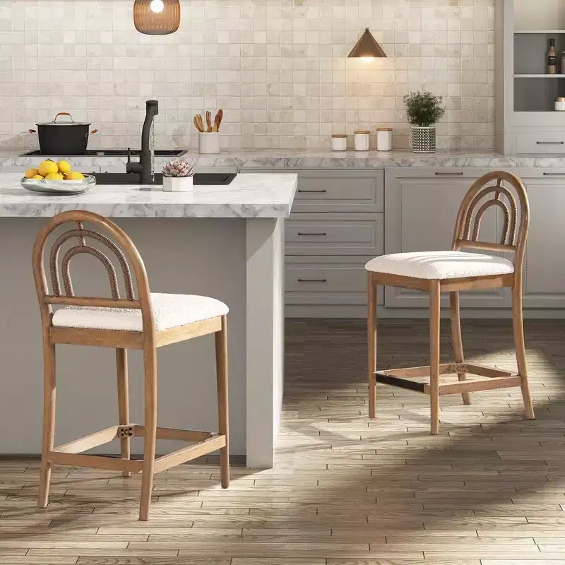Sgabello da bancone con schienale arcuato in legno e imbottito, set da 2, bouclé bianco avorio